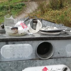 Zerbrochenes Glas auf einem Glascontainer