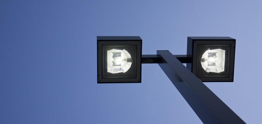 Zweistrahlige Straßenlampe von unten