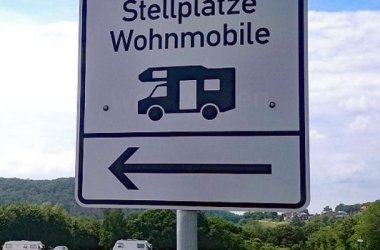 Hinweisschild am Stellplatz für Wohnmobile